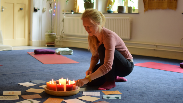 Karlijn steekt kaars aan slow living weekend meditatie zelfcompassie